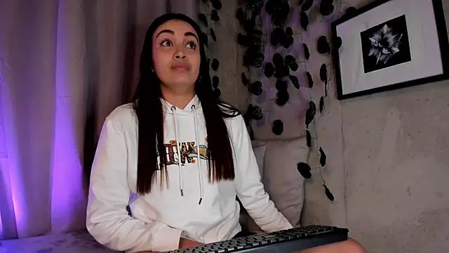 aisha es online show from March 11, 2025, 10:31 pm