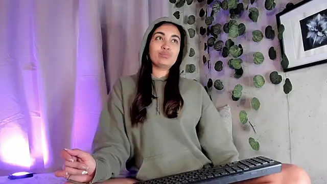 aisha es online show from March 18, 2025, 9:10 pm