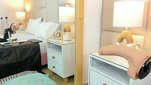 AntoniaRoss  online show from March 4, 2025, 8:05 pm