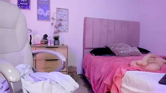 bluee hazell online show from February 16, 2025, 5:48 pm