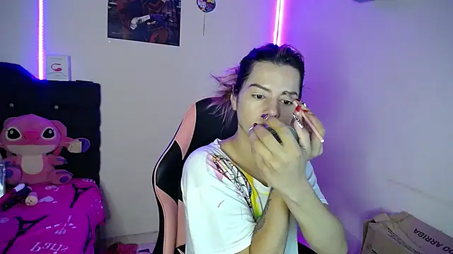 yuliana 19 online show from October 6, 2025, 9:51 am