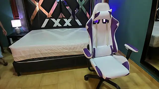 Linda4Petite online show from February 3, 2025, 5:56 pm