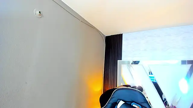 Linda4Petite online show from October 21, 2025, 6:19 pm