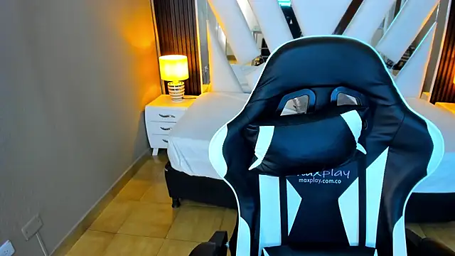 Linda4Petite online show from November 12, 2025, 6:08 pm