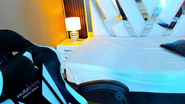 Linda4Petite online show from November 19, 2025, 6:08 pm