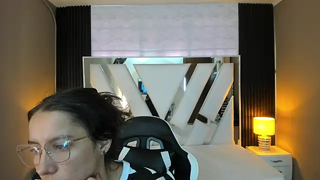 Linda4Petite online show from December 14, 2025, 1:05 pm