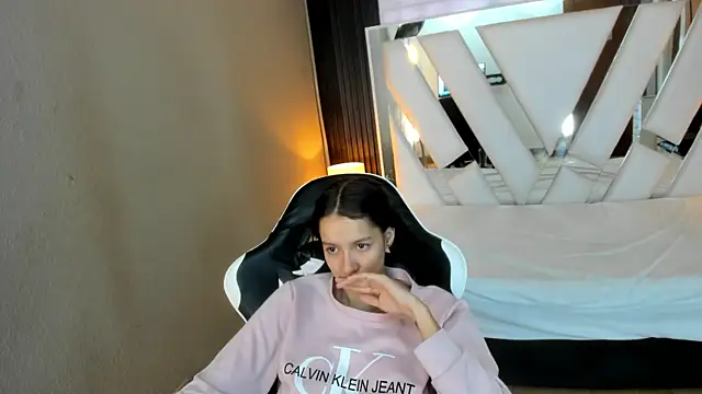 Linda4Petite online show from April 26, 2026, 1:42 pm