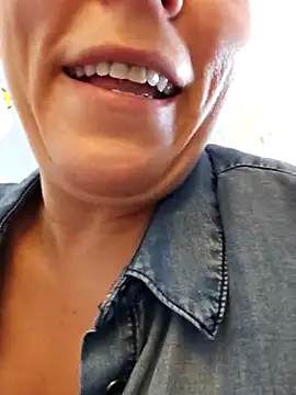 Ellie-L-Elizabeth online show from February 24, 2025, 5:31 pm