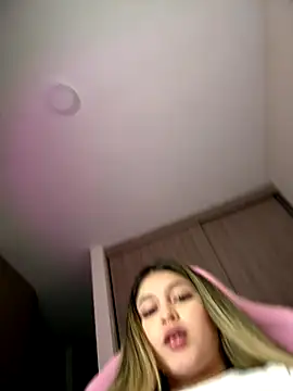 lunablossom  online show from November 5, 2025, 12:21 am