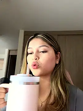 lunablossom  online show from January 13, 2026, 10:15 pm