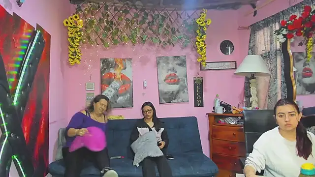 lesbiancuple online show from April 7, 2026, 11:54 am