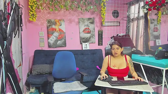 lesbiancuple online show from May 26, 2026, 1:18 pm