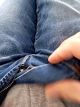 Snapshot of mickzizi chatting on February 4, 2025, 12:44 pm mickzizi online show from February 4, 2025, 12:44 pm