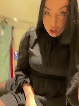 CrazzyChicks online show from April 19, 2026, 6:24 am