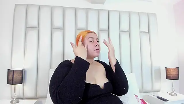 aandreaperez online show from February 26, 2025, 11:41 am