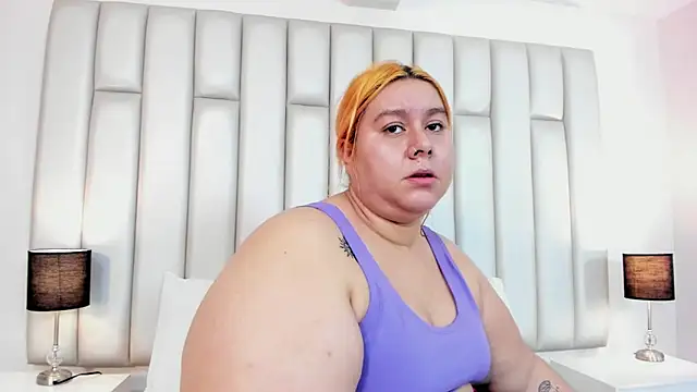 aandreaperez online show from March 12, 2025, 11:42 am