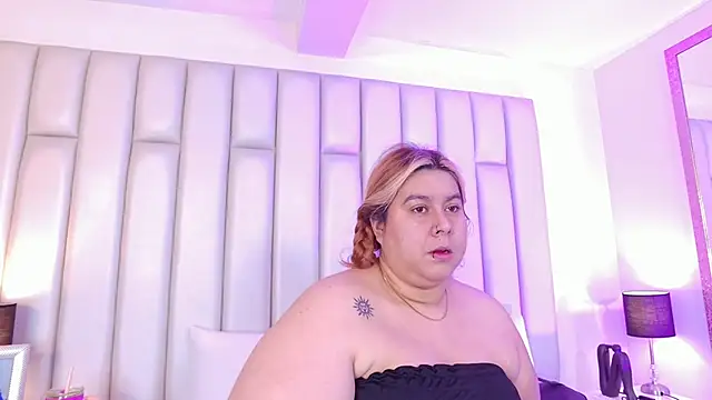 aandreaperez online show from February 16, 2026, 11:39 am