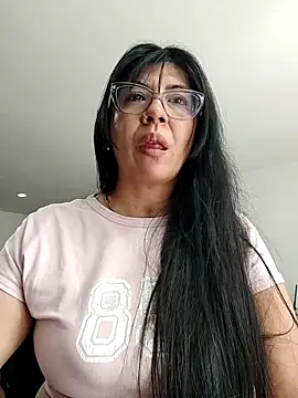 aisha latina online show from December 3, 2025, 3:32 pm