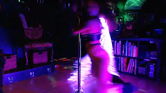 Snapshot of gothstripper chatting on October 3, 2025, 11:02 pm gothstripper online show from October 3, 2025, 11:02 pm