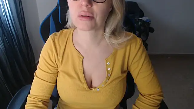 LARACRUZ30 online show from April 12, 2026, 6:18 am