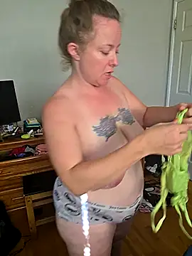 Snapshot of julimonroe chatting on October 8, 2025, 3:09 pm julimonroe online show from October 8, 2025, 3:09 pm