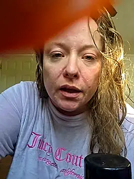 Snapshot of julimonroe chatting on October 25, 2025, 9:31 pm julimonroe online show from October 25, 2025, 9:31 pm