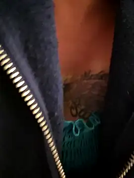 Snapshot of julimonroe chatting on November 13, 2025, 4:33 am julimonroe online show from November 13, 2025, 4:33 am