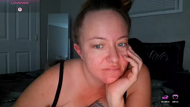 Snapshot of julimonroe chatting on November 15, 2025, 12:23 pm julimonroe online show from November 15, 2025, 12:23 pm