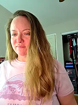 Snapshot of julimonroe chatting on December 2, 2025, 8:26 pm julimonroe online show from December 2, 2025, 8:26 pm