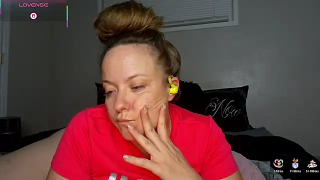 Snapshot of julimonroe chatting on December 17, 2025, 3:12 am julimonroe online show from December 17, 2025, 3:12 am