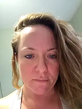 Snapshot of julimonroe chatting on January 6, 2026, 9:07 pm julimonroe online show from January 6, 2026, 9:07 pm