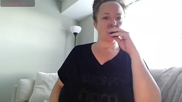 Snapshot of julimonroe chatting on January 12, 2026, 2:44 pm julimonroe online show from January 12, 2026, 2:44 pm