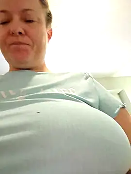 Snapshot of julimonroe chatting on January 13, 2026, 2:55 pm julimonroe online show from January 13, 2026, 2:55 pm