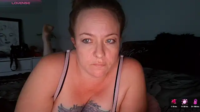 Snapshot of julimonroe chatting on February 4, 2026, 3:23 am julimonroe online show from February 4, 2026, 3:23 am