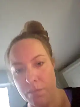 Snapshot of julimonroe chatting on February 12, 2026, 9:32 pm julimonroe online show from February 12, 2026, 9:32 pm