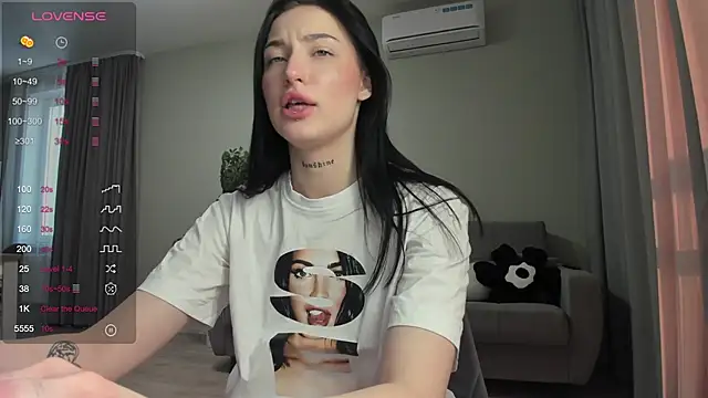 JenniferQueen11 online show from February 7, 2025, 10:40 am