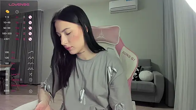 JenniferQueen11 online show from February 8, 2025, 2:27 pm