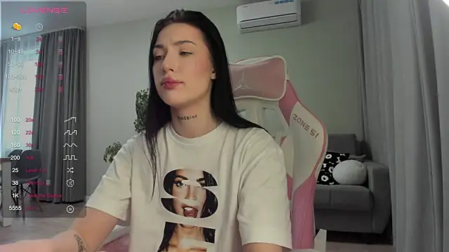 JenniferQueen11 online show from February 11, 2025, 7:23 am