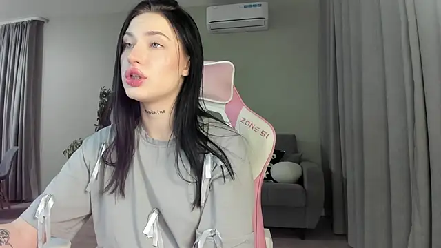 JenniferQueen11 online show from February 18, 2025, 4:16 pm