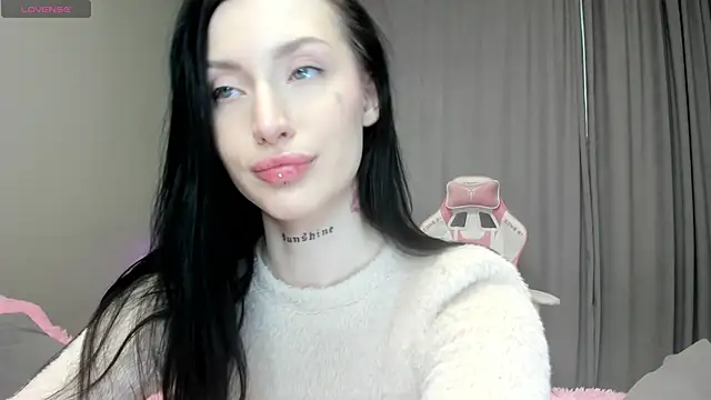 JenniferQueen11 online show from October 4, 2025, 8:01 am