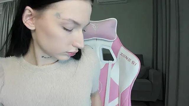 JenniferQueen11 online show from October 17, 2025, 11:57 am