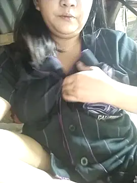 milkytitsmom4u online show from March 16, 2026, 4:44 pm