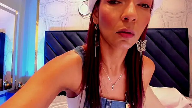 HannaPetit online show from November 1, 2025, 7:16 pm