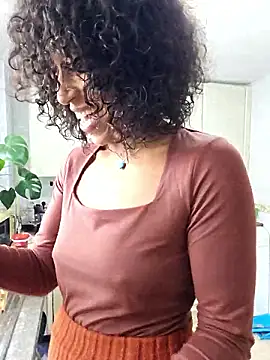 Snapshot of Goldenlace chatting on December 15, 2025, 12:09 pm Goldenlace online show from December 15, 2025, 12:09 pm