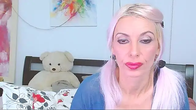 HoneyLara online show from October 6, 2025, 8:50 pm