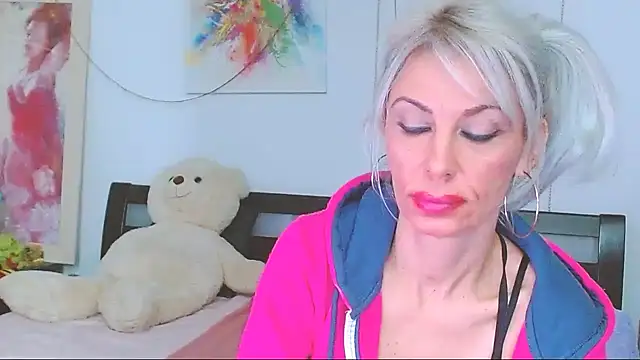 HoneyLara online show from December 20, 2025, 7:10 pm