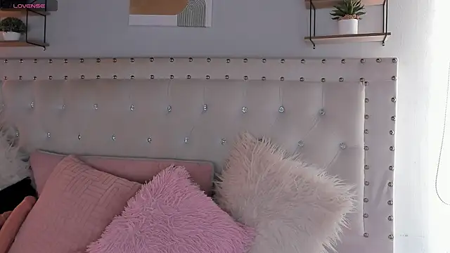 Atenea Klett  online show from September 26, 2025, 1:59 pm