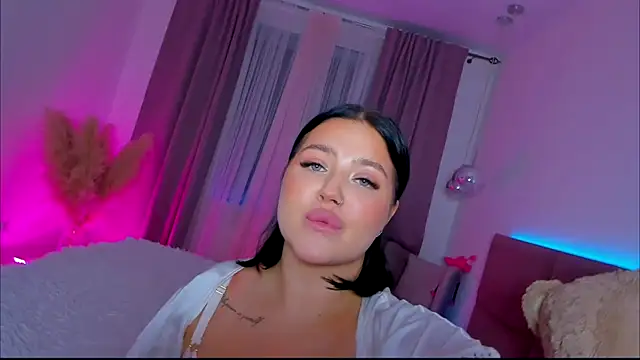 KylieLips online show from September 18, 2025, 6:54 pm