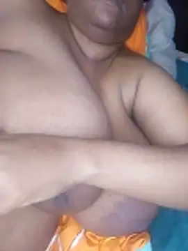 Snapshot of bigtitssxx chatting on April 14, 2026, 4:35 pm bigtitssxx online show from April 14, 2026, 4:35 pm