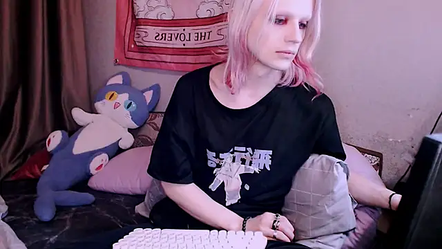 Alien Bella online show from December 19, 2025, 2:57 pm